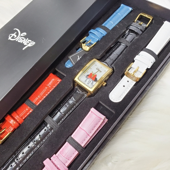 NWOT Disney Minnie mouse changeable banded watch - Picture 3 of 8